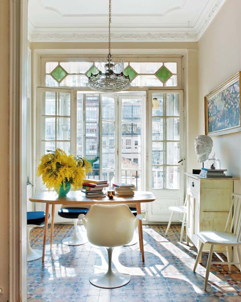 Gdy się kocha skandynawski styl, to można go przeobrażać i wtapiać w swoje klimaty zamieszkania. Tak właśnie zrobiono w tym małym mieszkaniu w Barcelonie. Mix rustykalnych i ikeowskich mebli, to sposób na świeżą, ale tradycyjna aranżację. Zabytkowe okna w witrażach, drewniane, klasyczne meble i formy i dekoracje z IKEA. Miłe, przyjazne i spokojne...