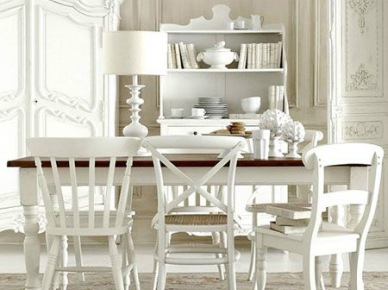 Drewniany stół na toczonych białych nogach z różnymi modelami białych krzeseł (22011)