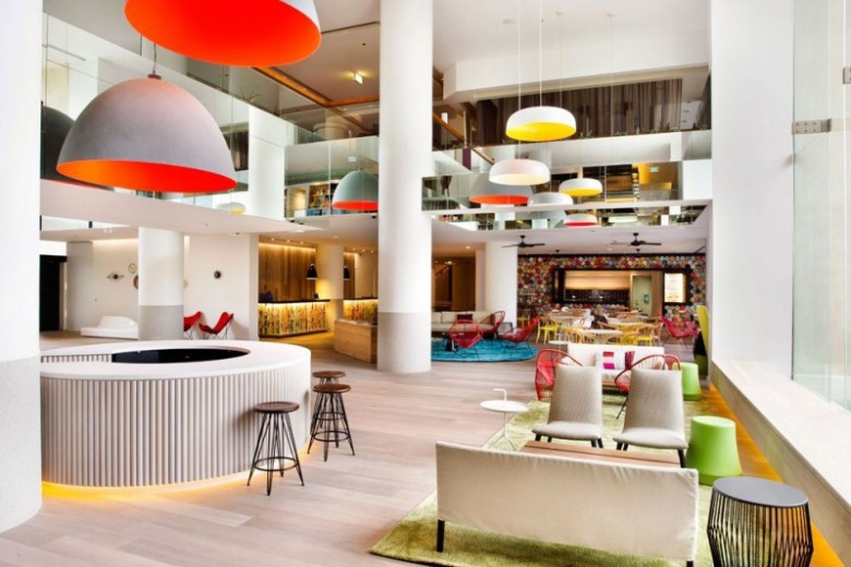 oryginalny, nowoczesny hotel w Australii, który zadziwia wibracja kolorów i form.