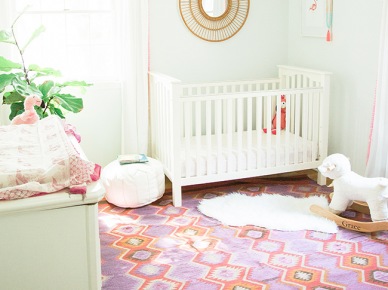 Wzorzysty kolorowy dywan w białym pokoiku dziecięcym (53615)