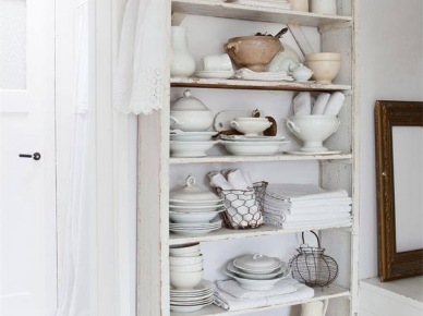Porcelanowe wazy,zastawa retro ,rustykalne dzbanki i akcesoria kuchenne w kuchennej otwartej witrtynie z półkami (27110)