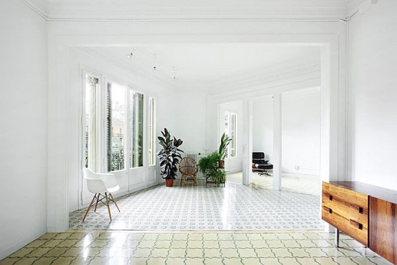 biały apartament ma nie tylko nietypowe ściany, większość po skosach, ale posiada wspaniałą mozaikę na podłodze w...