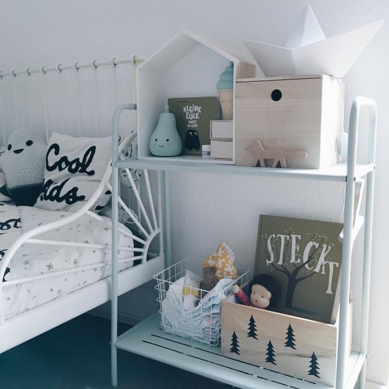 Mały pastelowy regał koło łóżka świetnie sprawdza się do przechowywania zabawek. Drewniane skrzyneczki i pudełka w przyjemny sposób wprowadzają naturalny charakter do pokoju...