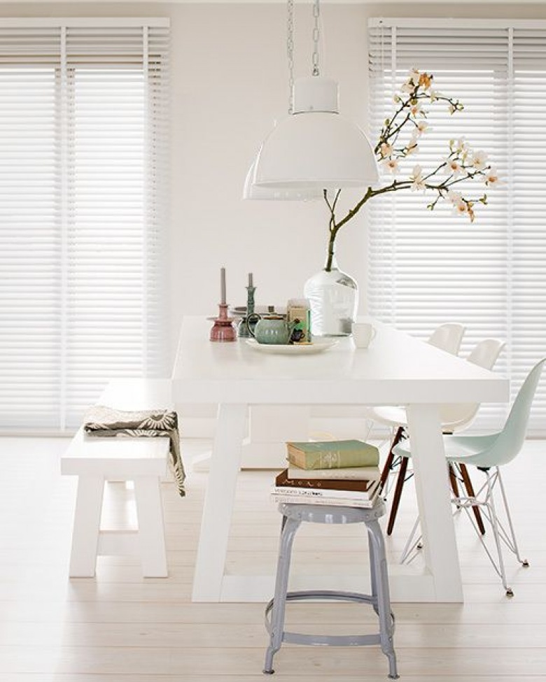 Biała ławka i nowoczesne krzesła w skandynawskiej jadalni (48593)