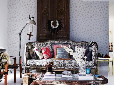 Francuska sofa,industrialny stolik,poduszki bohemian,dywan z juty i szara tapeta z czarnym wzorkiem na ścianie (24761)