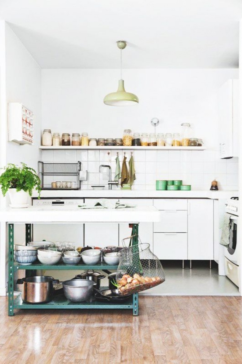 Modern rustic styl w białej kuchni z metalową wyspą kuchenną z półkami i zielonymi dodatkami (26597)
