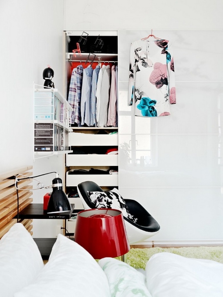 Biała szafa  w sypialni z frontami z połyskiem jest idealnym pomysłem do sypialni  w stylu skandynawskim