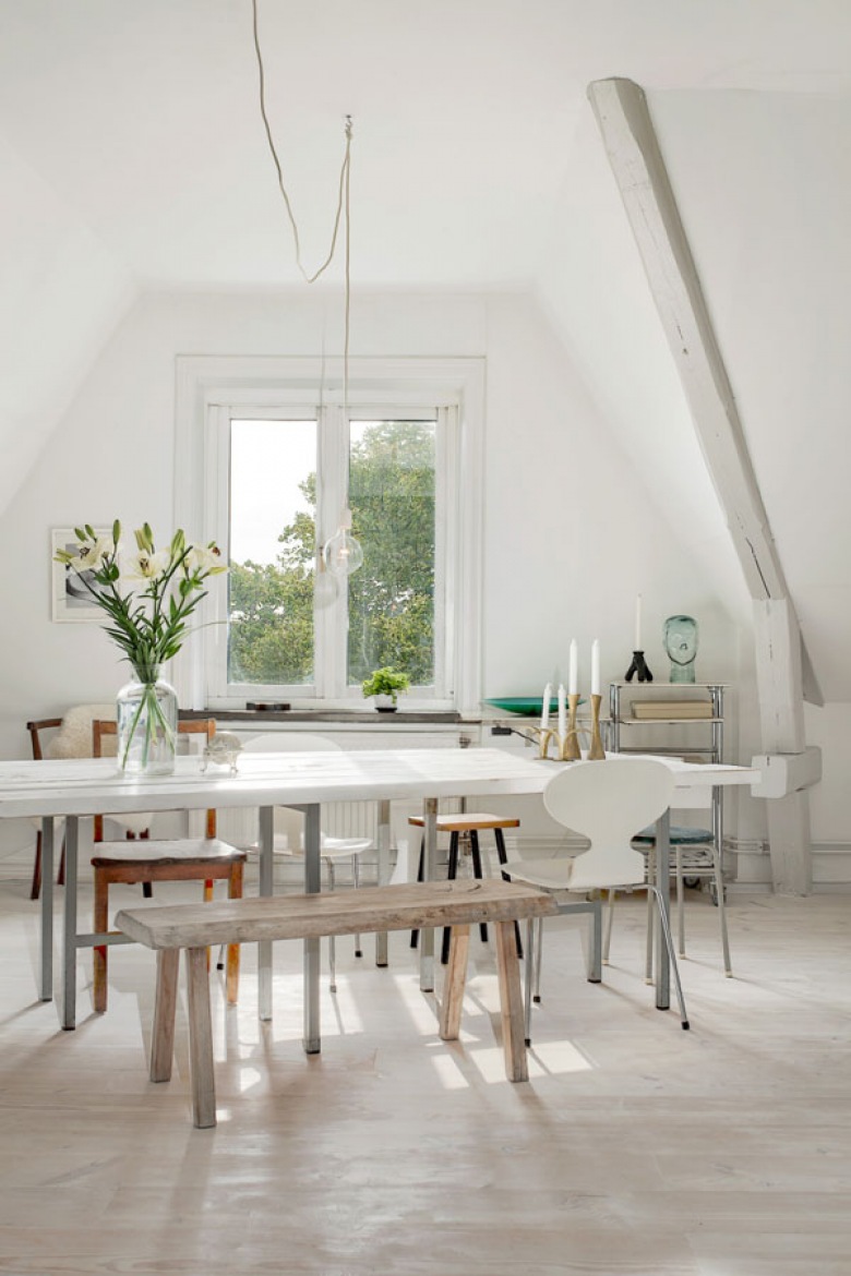 biała aranżacja skandynawskiego mieszkania, które jest miłym, łagodnym wystrojem w stylu loft, z elementami starzonych...