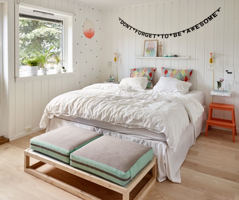 Przytulną sypialnię wzbogaca kilka dekoracji, jak np. wisząca nad łóżkiem typografia. Białe deski z drewna, jakie...
