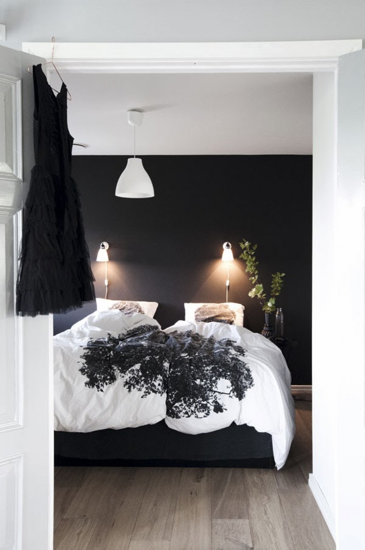 Czarna ściana i drewniana podłoga w skandynawskiej sypialni (21630)