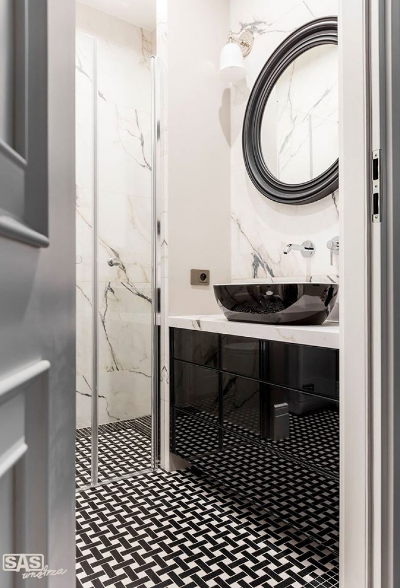 Klasyczny zestaw czerni i bieli nadaje łazience elegancki charakter. Warto też zwrócić uwagę na podłogę, która drobnym...