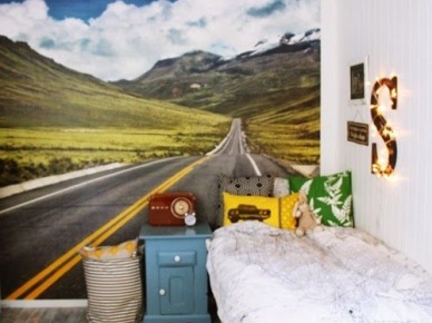 Żółte poduszki i dywanik w żółte paski w dekoracji pokoju dla dziecka z łóżkiem na drewnianych paletach (24551)