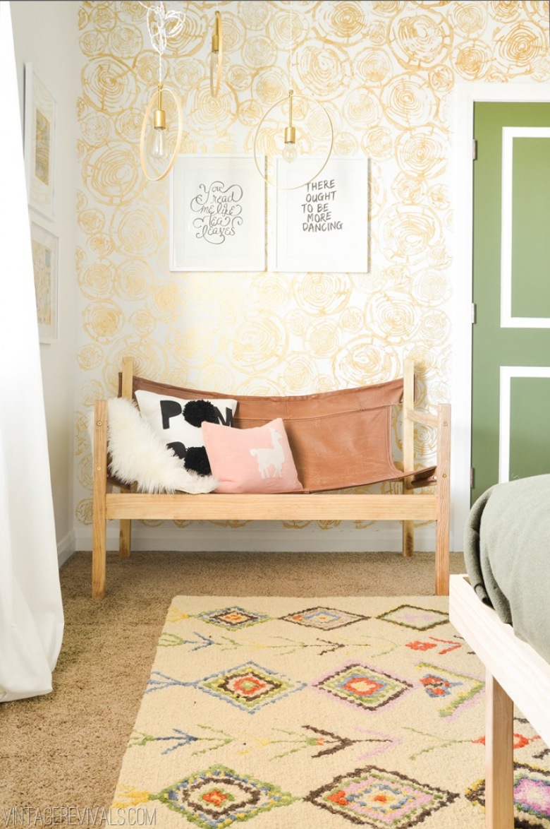 Sypialnia pełna jest wzorów i radosnych kolorów.Ławka po lewej stronie jest zaaranżowana z pełną dbałością o szczegóły....