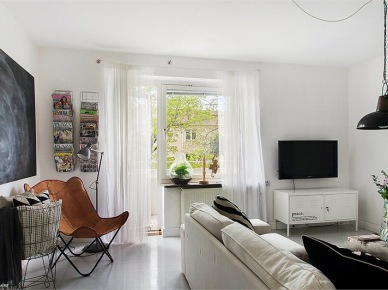 Mały salon w stylu skandynawskim z industrialnymi dodatkami (23784)