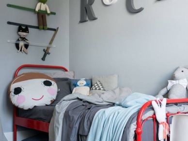 Czerwone łóżko w szarym pokoju dziecięcym (50604)