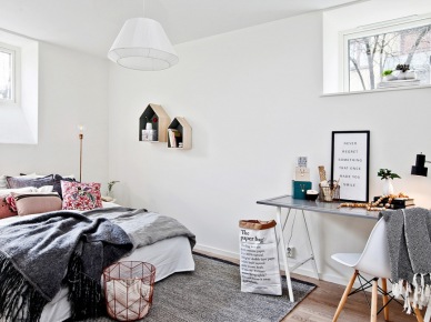 Skandynawska sypialnia w biało-szarej aranżacji z różowymi detalami (28084)