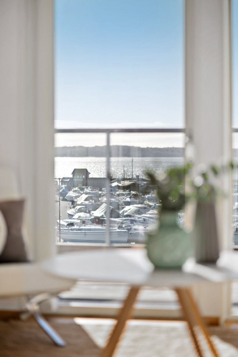 Okrągły skandynawski stolik przy oknie z widokiem na fiordy (28428)