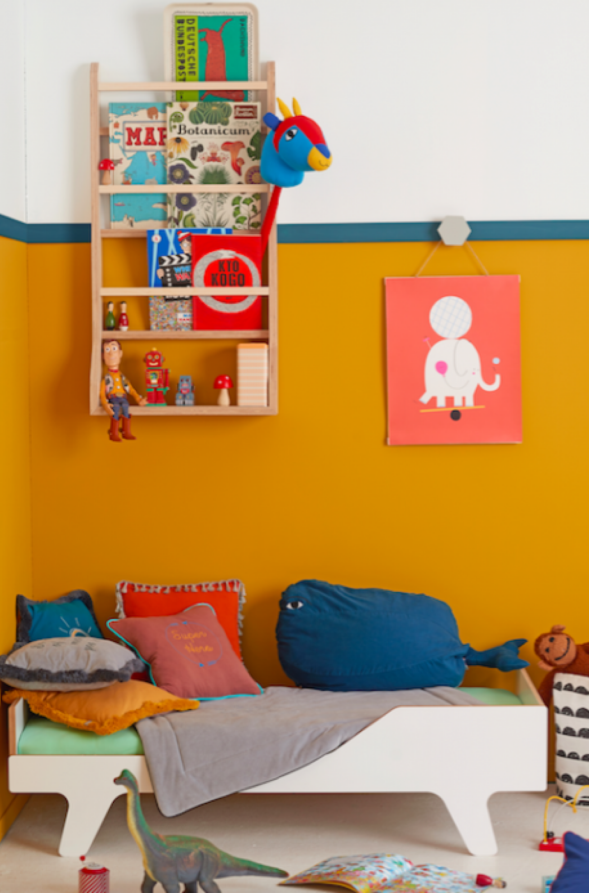Pokój dziecięcy w kolorach musztardy i granatu z białym łóżeczkiem (52509)