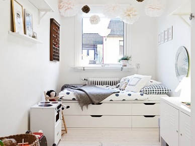 Papierowe pompony ,białe łóżko z pojemnikiem,owcza skóra in biala podłoga z desek w dziecięcym pokoju (21543)