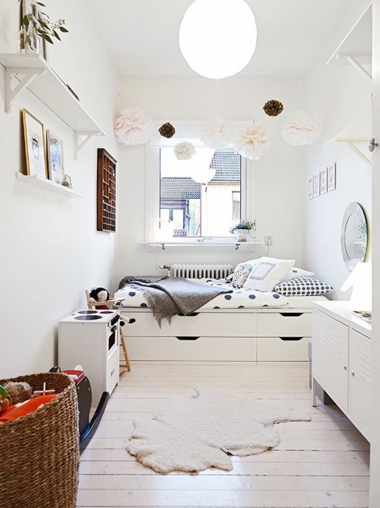 Papierowe pompony ,białe łóżko z pojemnikiem,owcza skóra in biala podłoga z desek w dziecięcym pokoju (21543)