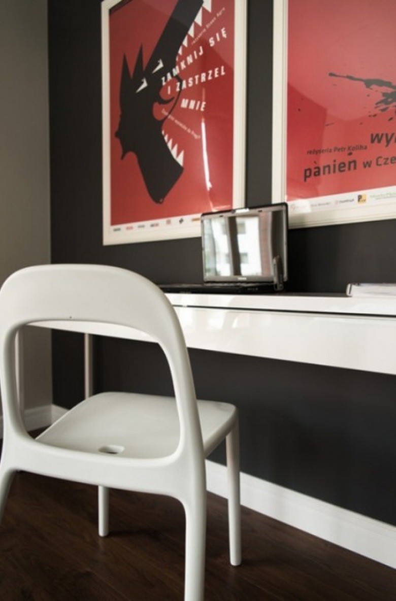 małe biuro w domu, to najczęściej wydzielone miejsce przy ścianie, gdzie można postawić wąską konsolkę.Służy jako mebel...