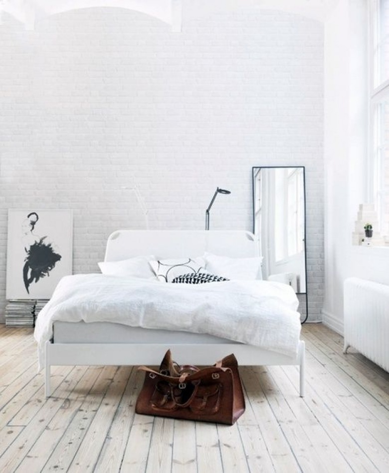 biała sypialnia z podłogą z drewnianych...