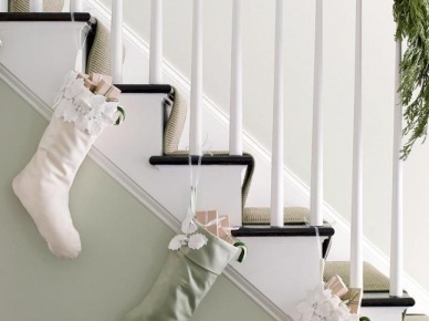 Białe schody z czarnymi stopnicami w świątecznej dekoracji z igliwia i biało-miętowych bożonarodzeniowych skarpet (27166)