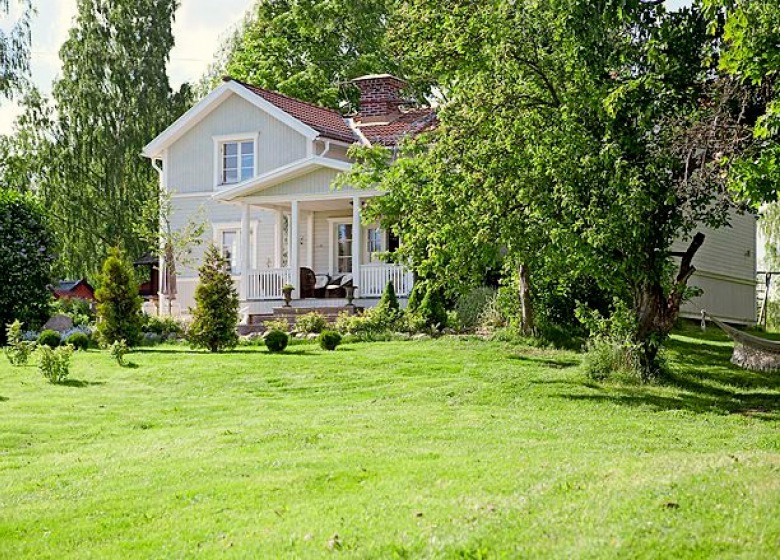 miły, tradycyjny domek skandynawski - nostalgiczny, jasny i emenujący spokojem i błogim życiem...