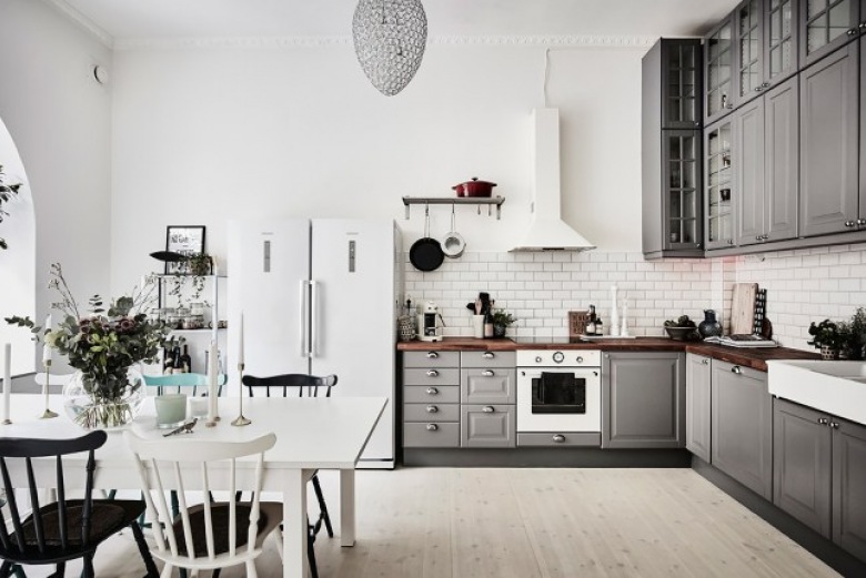 Biały okap i biała lodówka w szarej kuchni w stylu skandynawskim (48625)