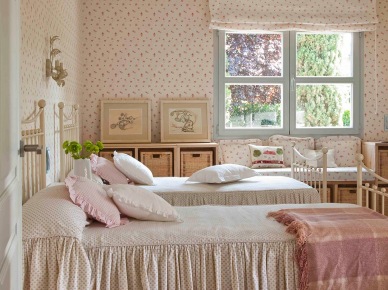 Romantyczna sypialnia z tapetą i roletą w angielskim stylu (20262)