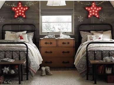 Czerwone lampki w formie gwiazdek w pokoju dziecięcym (52043)