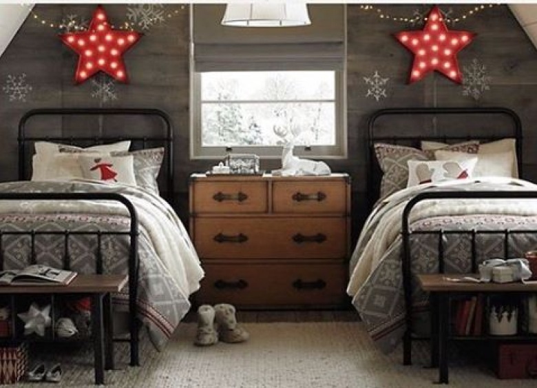W świątecznej aranżacji szczególnie ładnie wyglądają ozdoby świetlne. Czerwone gwiazdy zawieszone nad łóżkami są...