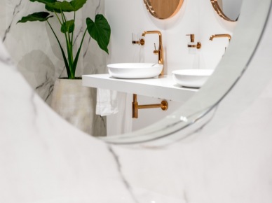 Okrągłe lustro w eleganckiej łazience z kamieniem (55711)