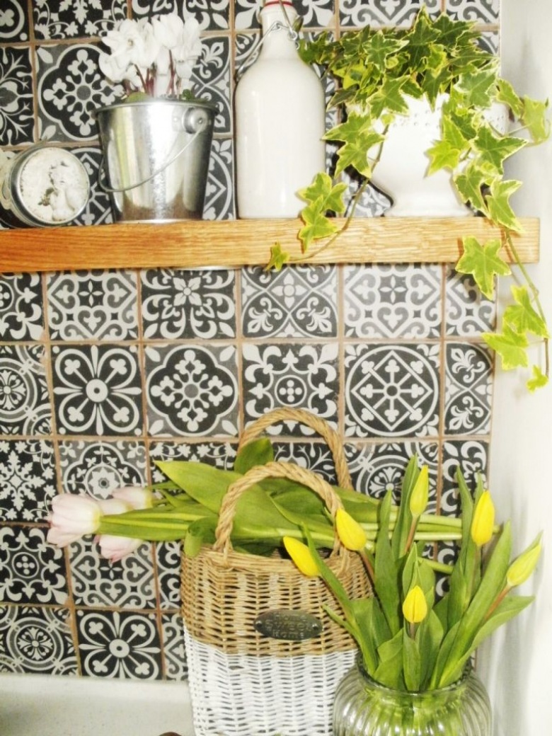 Żółte tulipany,różowe tulipany,białe ceramiczne butelki,pojemniki z ocynku,wiklinowy koszyk z tulipanami,marokańska płytka na ścianie w kuchni,inspiracje wiosenne z tulipanami,wiosna w kuchni (37069)