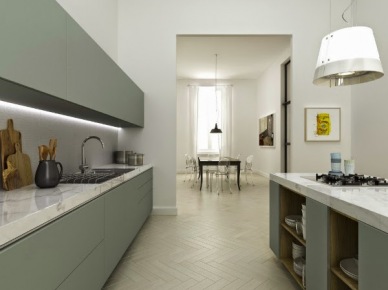 Szaro-turkusowa szafki kuchenne z białymi blatami z marmuru w nowoczesnej aranżacji mieszkania (25721)