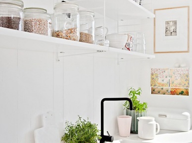 Białe szafki, białe wiszące półki i białe blaty w kuchni w stylu skandynawskim (23404)