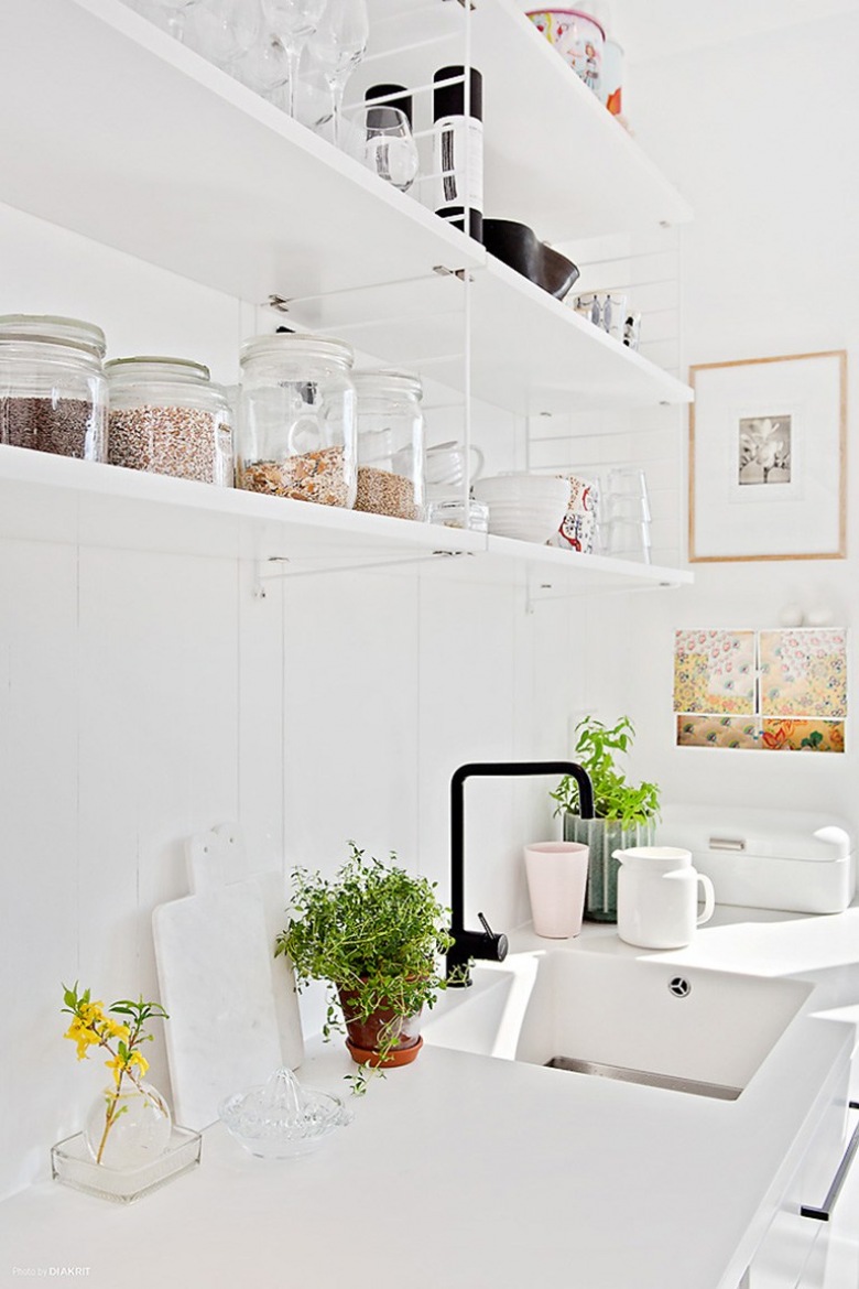 Białe szafki, białe wiszące półki i białe blaty w kuchni w stylu skandynawskim (23404)