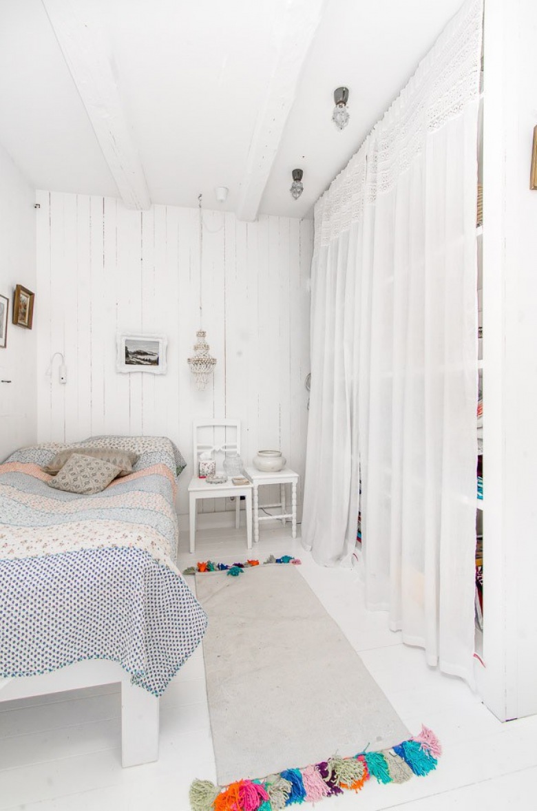 Mała sypialnia w białym kolorze z dywanikiem z kolorowymi pomponami (28561)