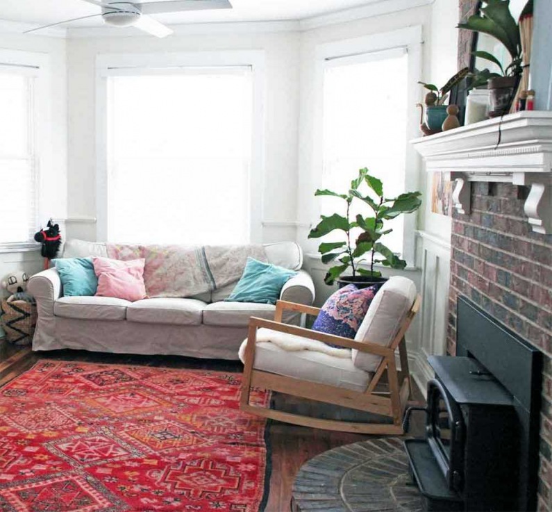 W aranżacji salon ważną rolę odgrywa wzorzysty dywan. Intensywne kolory rozweselają nieco przestrzeń. Dekoracyjne...