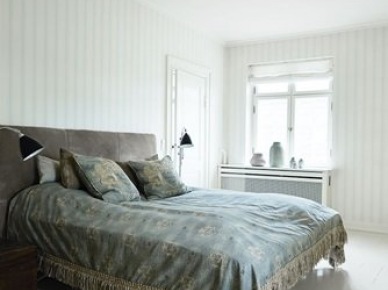 Turkusowo-mietowa , stylowa narzuta na łózku w białej sypialni z tapicerowanym łóżkiem (22058)