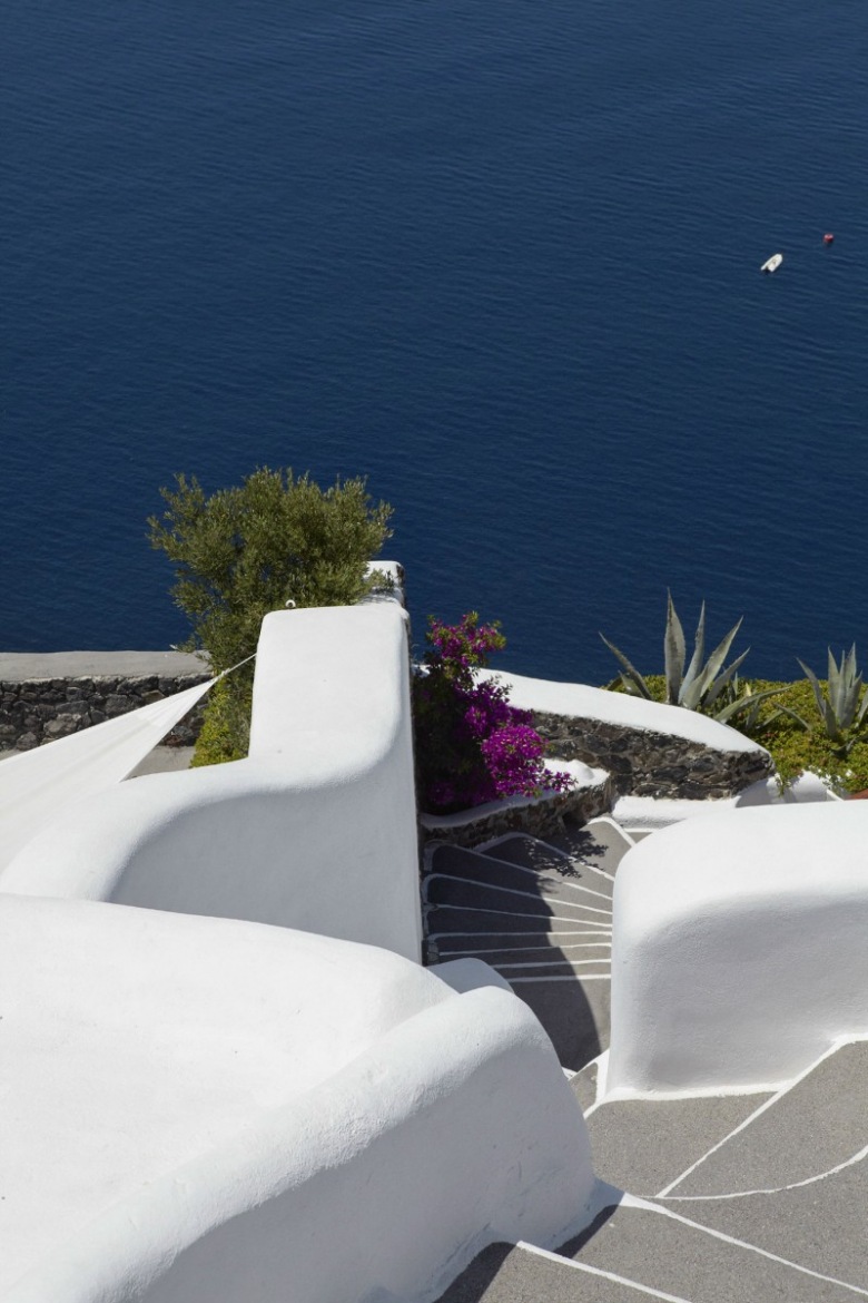 niesamowity, grecki hotel w Santorini. Mieści się na kladerach,czyli dziurach, które powstały na skutek gwałtownej...