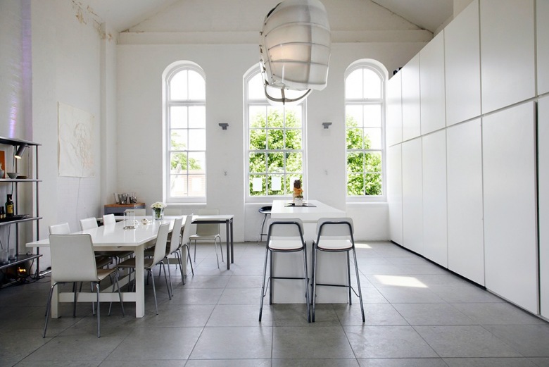 piękna biała kuchnia w prostych bryłach - to londyński look ! otwarta na jadalnie i salon - nowoczesna i estetyczna aranżacja...