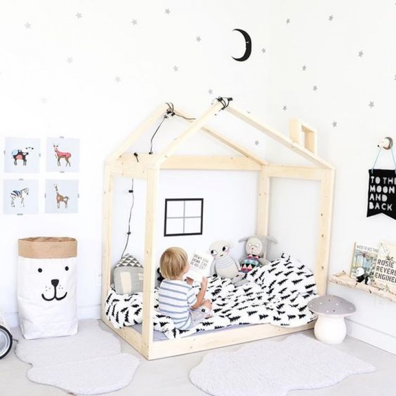 Drewniany domek jako łóżko w białym pokoju dziecięcym (51290)