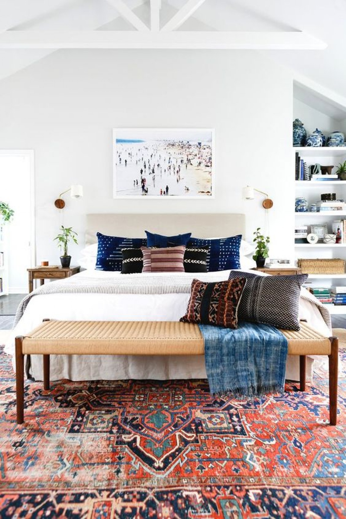 Kolorowy wzorzysty dywan w aranżacji sypialni (53225)