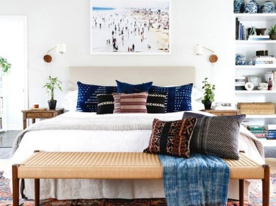 Białe wnętrze wzbogacono kilkoma wyrazistymi dodatkami w kolorze. Wzorzysty dywan urozmaica przestrzeń sypialni. Dekoracja z granatowych poduszek przyciąga do siebie...