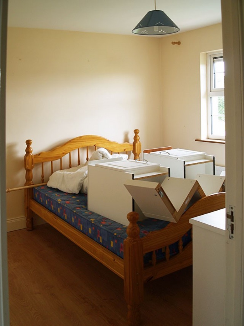 Pokój dziecięcy before był pusty, oprócz ładnego drewnianego łóżka nie zawierał żadnych innych mebli czy ozdób.