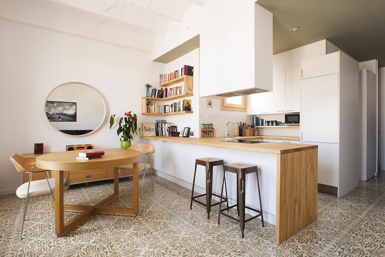 pomysł a na otwartą kuchnię z salonem w małym mieszkaniu - estetyczny, nowoczesny, z domieszką...