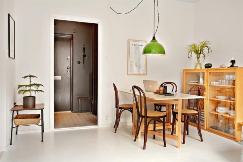 jak urządzić małe mieszkanie z zaledwie 35 m2 ? ten pomysł jest prosty i ciekawy, nie nudny i trochę inny od typowych skandynawskich wnętrz, bo wprowadza ocieplenie drewnem i zielonym...