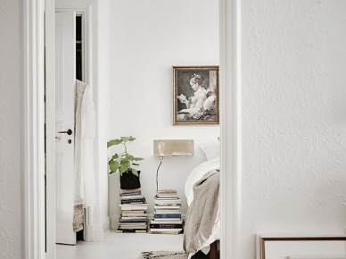 Białe wnętrza skandynawskiego domu z mieszanką mebli i detali (47671)