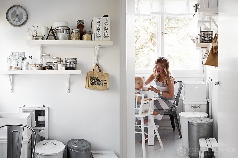 Jak dekorować białe półki ,metalowe pojemniki w aranżacji kuchni w stylu skandynawskim (48141)